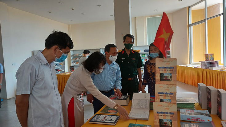 4: Nhiều sách, tư liệu quý về Đại tướng được trưng bày tại Thư viện Tổng hợp tỉnh.