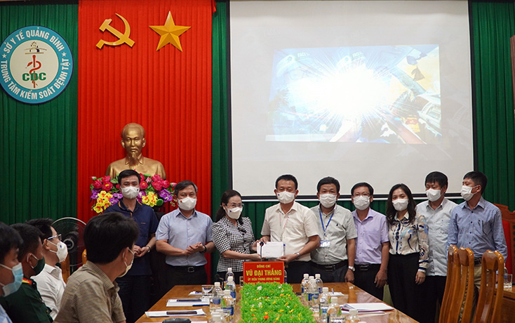 Đồng chí Bí thư Tỉnh ủy Vu Đại Thắng và đồng chí Chủ tịch Ủy ban MTTQVN tỉnh Phạm Thị Hân tặng quà cho cán bộ, nhân viên CDC.