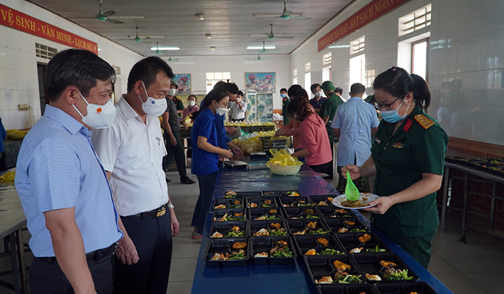 Đồng chí Bí thư Tỉnh ủy thăm bếp ăn tập tập trung của Bộ Chỉ huy Quân sự tỉnh, đánh giá cao tinh thần vì nhân dân phục vụ của CB,CS Bộ CHQS tỉnh và các lực lượng tình nguyện.