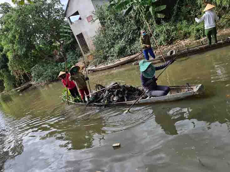 Người dân xã An Thủy đang gom rác thải dưới sông Kiến Giang