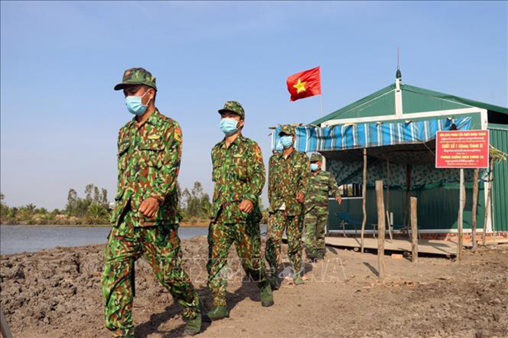 Cán bộ, chiến sĩ Đồn Biên phòng cửa khẩu Giang Thành tuần tra, kiểm soát khu vực biên giới huyện Giang Thành. Ảnh: TTXVN