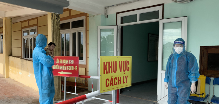 CDC Quảng Bình chuyển bệnh nhân nhỏ tuổi nhất về cách ly điều trị tại Khu vực điều trị bệnh nhân Covid-19 Bệnh viện Y dược cổ truyền tỉnh.