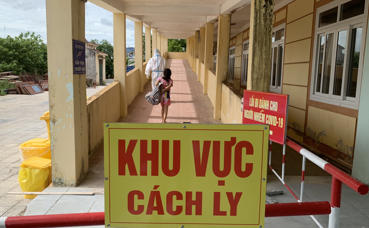 CDC Quảng Bình chuyển bệnh nhân 7 tuổi H.T.Y.Nh về cách ly điều trị tại Khu vực điều trị bệnh nhân Covid-19 Bệnh viện Y dược cổ truyền tỉnh.