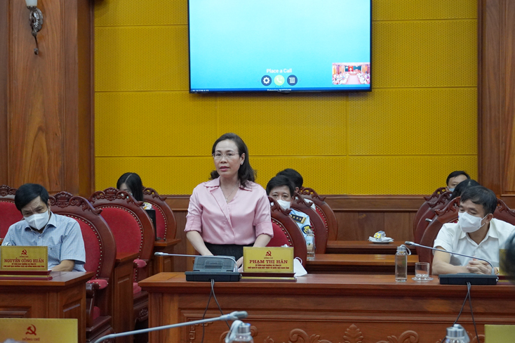 Đồng chí Chủ tịch Ủy ban MTTQVN tỉnh Phạm Thị Hân phát biểu tại cuộc họp.