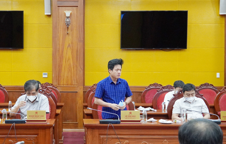 Đồng chí Trưởng ban Dân vận Tỉnh ủy Lê Văn Bảo phát biểu tại cuộc họp.