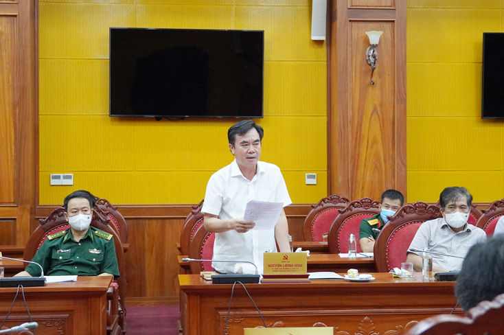 Đồng chí Trưởng ban Nội chính Tỉnh ủy Nguyễn Lương Bình phát biểu tại cuộc họp.