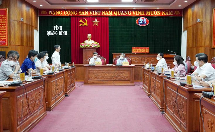 Đồng chí Trưởng ban Tuyên giáo Tỉnh ủy Cao Văn Định phát biểu tại cuộc họp.