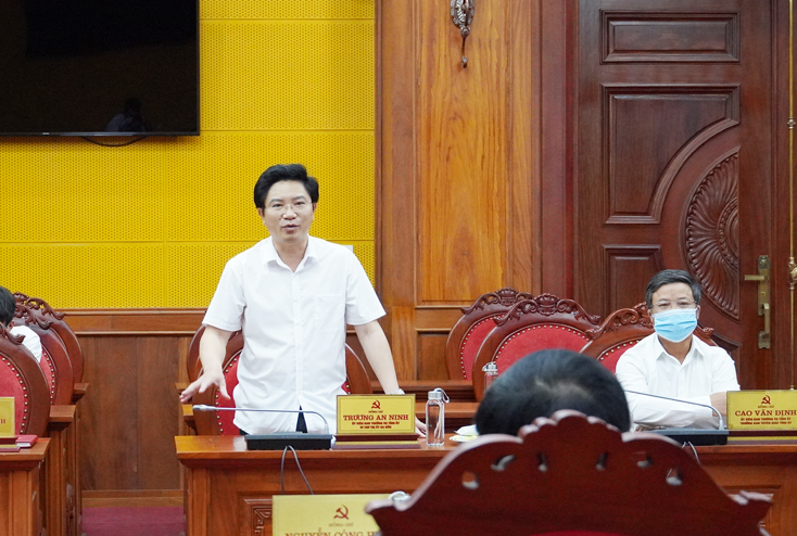 Đồng chí Bí thư Thị ủy Ba Đồn Trương An Ninh phát biểu tại cuộc họp.