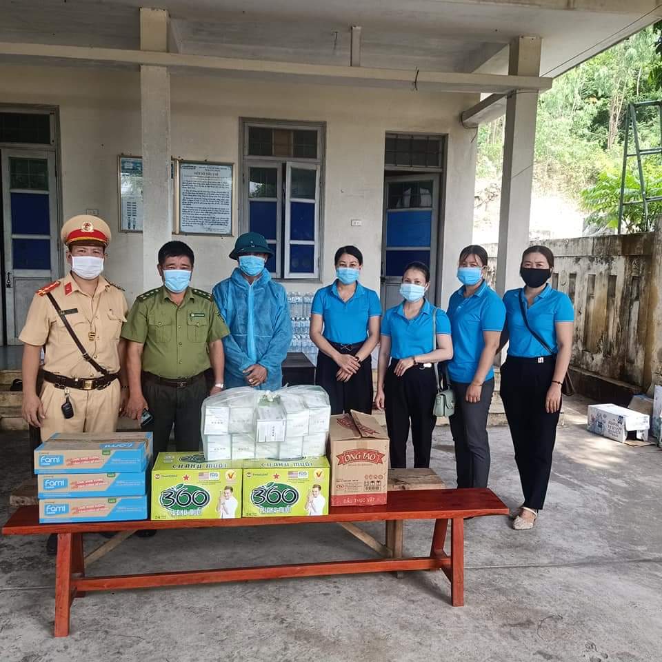 Các cấp hội phụ nữ huyện Quảng Trạch thăm và động viên các lực lượng làm nhiệm vụ tại chốt kiểm soát dịch bệnh Covid-19 tại xã Quảng Đông.