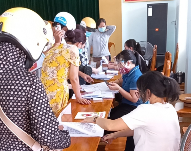 NHCSXH huyện Quảng Trạch ký hợp đồng tín dụng giải ngân cho vay NSDLĐ để trả lương ngừng việc và phục hồi sản xuất. 
