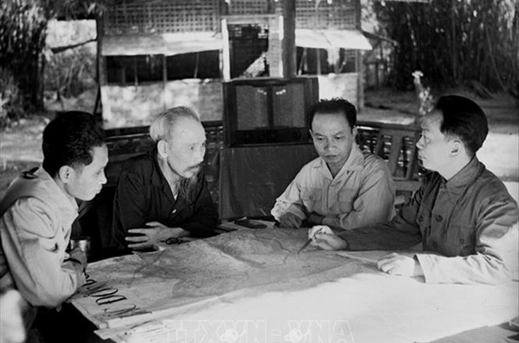 Chủ tịch Hồ Chí Minh, Đại tướng Võ Nguyên Giáp cùng các đồng chí lãnh đạo Đảng và Nhà nước bàn kế hoạch mở chiến dịch Điện Biên Phủ năm 1954 (Ảnh tư liệu TTXVN)
