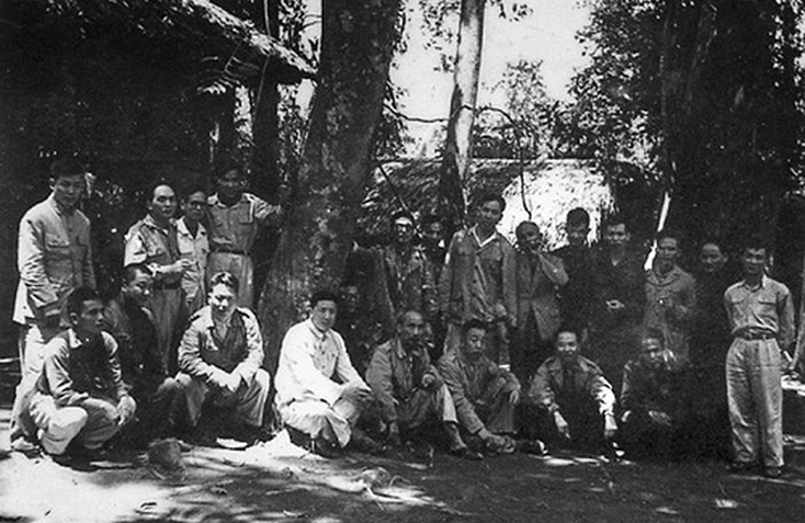 Bác Hồ cùng các chiến sĩ cách mạng tại căn cứ địa Việt Bắc. Ảnh tư liệu TTXVN