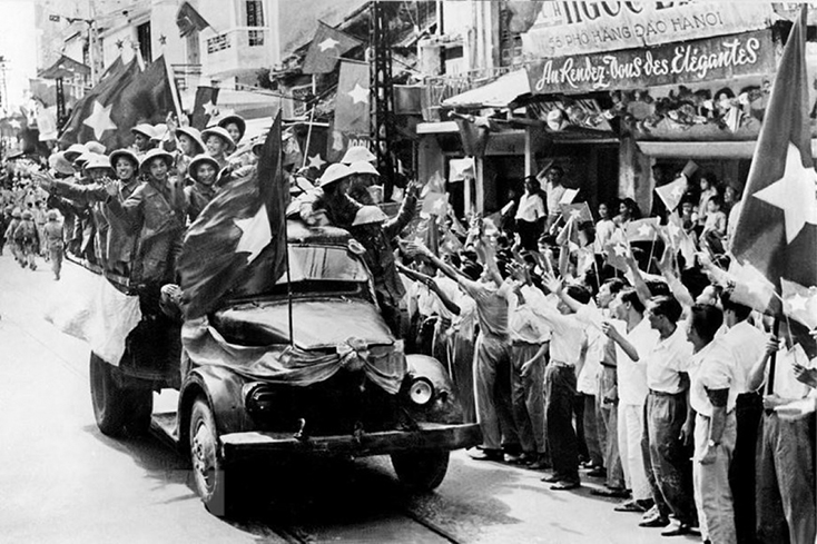 Đoàn xe chở các chiến sĩ Đại đoàn 308 - Quân Tiên phong tiến qua phố Hàng Đào, sáng ngày 10-10-1954 trong niềm hân hoan chào đón của hàng vạn người dân. Ảnh Tư liệu TTXVN.