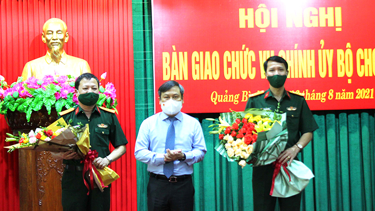 Đồng chí Bí thư Tỉnh ủy Vũ Đại Thắng tặng hoa chúc mừng đồng chí Đại tá Đinh Xuân Hướng.