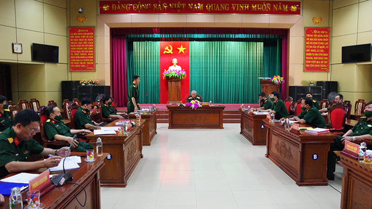 Đại tá Đinh Xuân Hướng, Chính ủy Bộ CHQS tỉnh báo cáo công tác chuẩn bị.