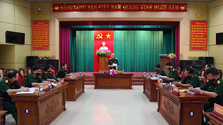 Thiếu tướng Nguyễn Đức Hóa, Phó Chính ủy Quân khu 4 phát biểu kết luận tại buổi kiểm tra.