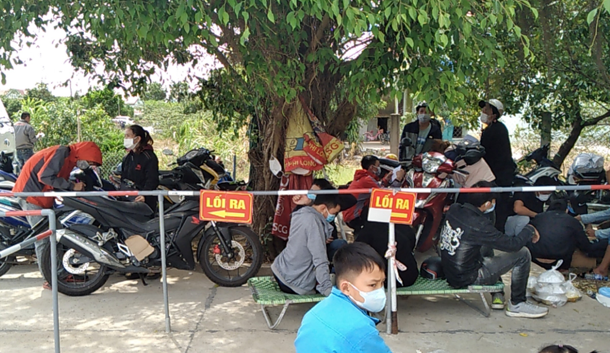  Người dân từ các tỉnh phía Nam đi xe máy về thực hiện khai báo y tế tại Chốt kiểm soát dịch Covid-19 tỉnh số 1 xã Sen Thủy.
