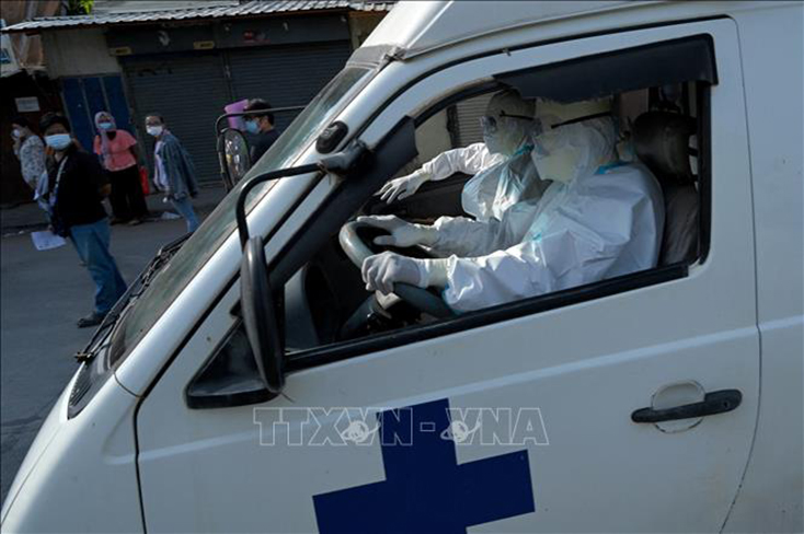 Xe cứu thương chở bệnh nhân mắc COVID-19 tới bệnh viện ở Phnom Penh, Campuchia. Ảnh: AFP/TTXVN