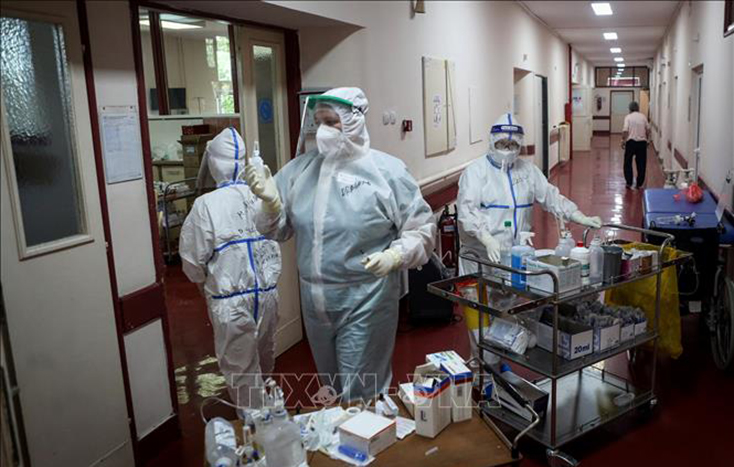 Nhân viên y tế làm việc tại khu vực điều trị bệnh nhân mắc COVID-19 tại Belgrade, Serbia. Ảnh: AFP/TTXVN