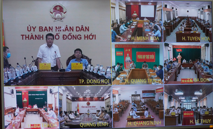 Tại điểm cầu TP. Đồng Hới, đồng chí Bí Thư Thành ủy Trần Phong trao đổi về công tác phòng chống dịch trên địa bàn thành phố trong tình hình mới.