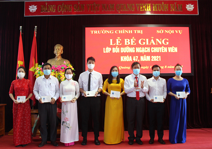 Lãnh đạo Trường Chính trị tỉnh trao giấy chứng nhận cho các học viên.