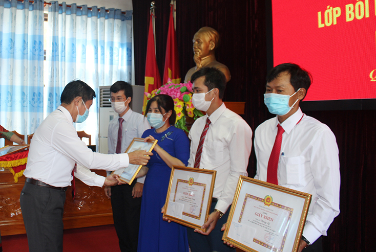  Lãnh đạo Trường Chính trị tỉnh trao giấy khen cho các học viên có thành tích xuất sắc.