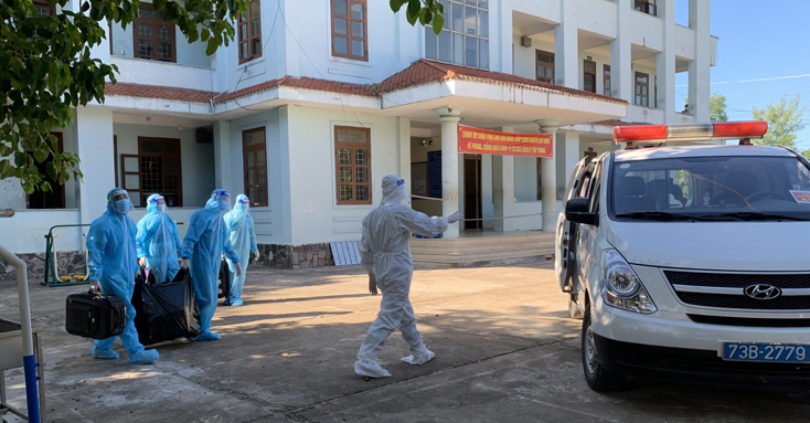 CDC Quảng Bình đón 4 bệnh nhân tại khu cách ly Trường cao đẳng Nghề Quảng Bình sáng 18-8.