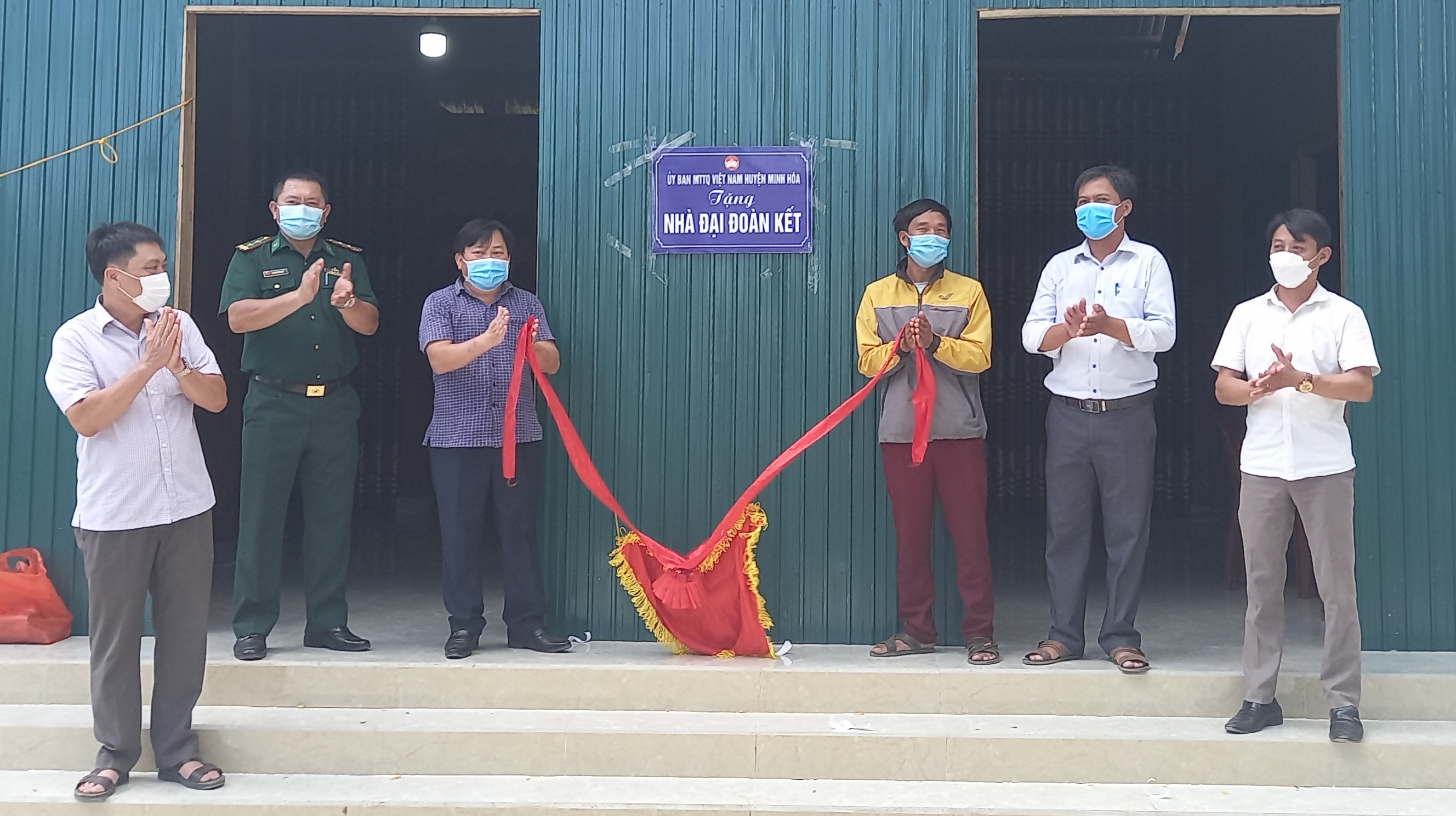 Ủy ban MTTQ VN huyện Minh Hóa bàn giao nhà “đại đoàn kết” cho 10 hộ nghèo ở xã Hóa Sơn.