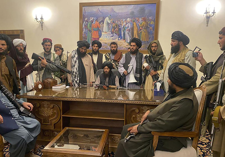 Các tay súng Taliban tiến vào Dinh Tổng thống ở Kabul, Afghanistan, sau khi giành quyền kiểm soát thủ đô, ngày 15-8-2021. Ảnh: AP/TTXVN