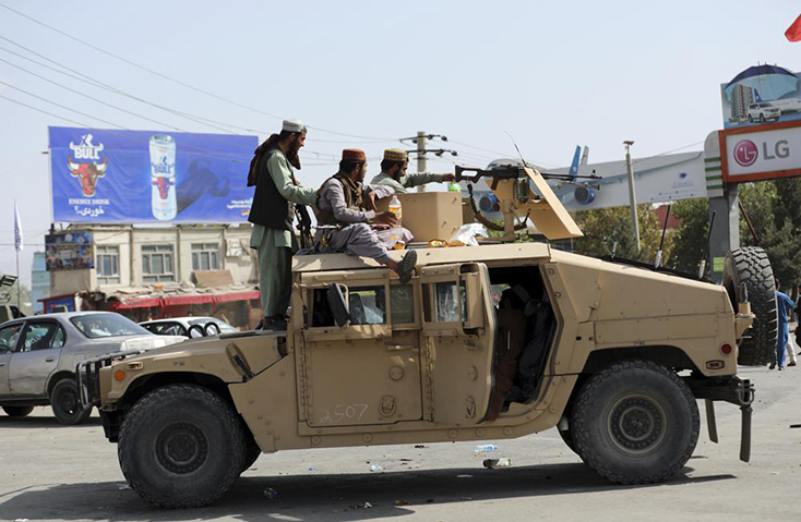 Quân Taliban đứng gác trước lối vào sân bay quốc tế Hamid Karzai ở Kabul hôm 16-8. Ảnh: AP