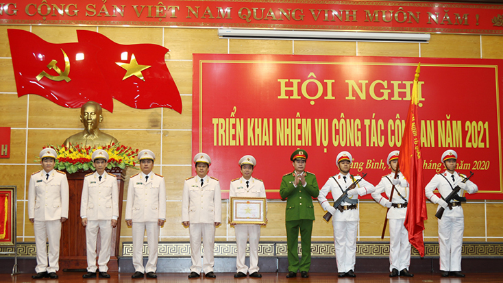 Lãnh đạo Bộ Công an trao Huân chương Quân công hạng Nhì cho lực lượng Công an Quảng Bình năm 2020.