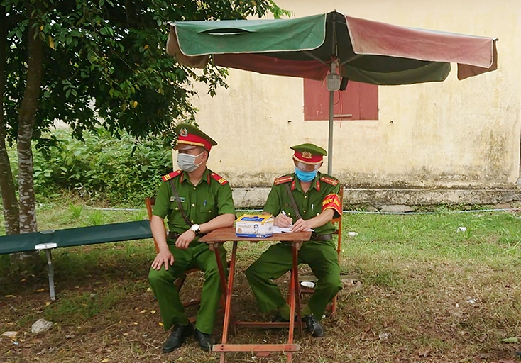 Lực lượng Công an Quảng Bình ngày đêm bám chốt kiểm soát phòng, chống dịch Covid-19.