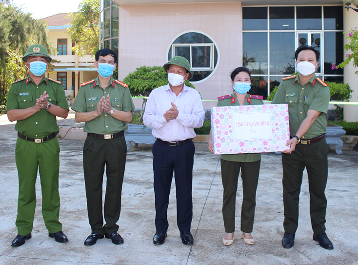 Đồng chí Phó Bí thư Thường trực Tỉnh ủy Trần Hải Châu tặng quà cho các cán bộ, chiến sĩ thực hiện nhiệm vụ tại KCLTT Nhà nghỉ Hoa Hồng.