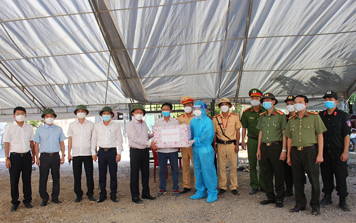 Đồng chí Phó Bí thư Thường trực Tỉnh ủy Trần Hải Châu tặng quà cho các lực lượng thực hiện nhiệm vụ tại CKS số 2 xã Sen Thủy (huyện Lệ Thủy).