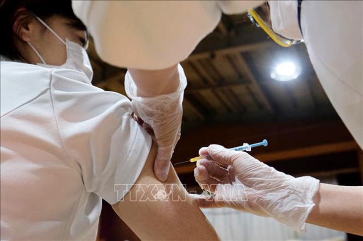 Tiêm vaccine phòng COVID-19 cho nhân viên y tế tại tỉnh Chiba, Nhật Bản. Ảnh: AFP/TTXVN