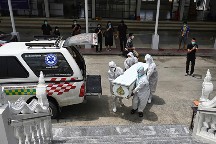 Chuyển thi thể bệnh nhân COVID-19 tới nhà hoả táng ở Bangkok, Thái Lan ngày 30-7-2021. (Ảnh: AFP/TTXVN)