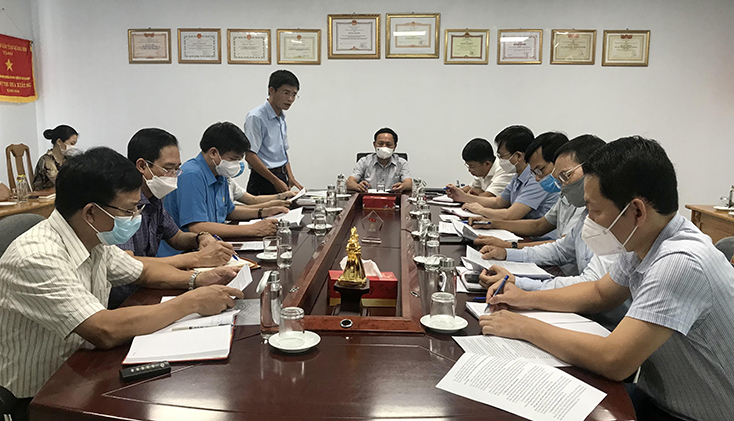   Đại diện lãnh đạo Công ty cổ phần Môi trường và Phát triển đô thị Quảng Bình báo cáo tình hình sản xuất, kinh doanh và công tác phòng, chống dịch Covid-19.