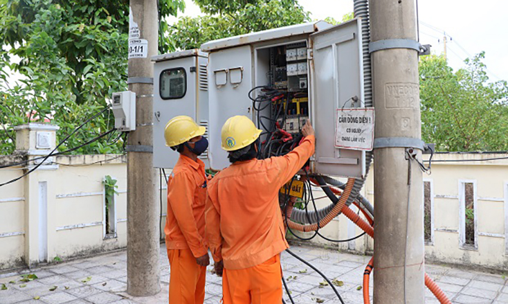 Công nhân ngành Điện kiểm tra trạm biến áp cấp điện cho Bệnh viện dã chiến tỉnh.