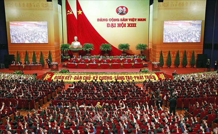 Các đại biểu biểu quyết, thông qua Nghị quyết Đại hội XIII của Đảng tại Đại hội đại biểu toàn quốc lần thứ XIII Đảng Cộng sản Việt Nam. Ảnh: TTXVN