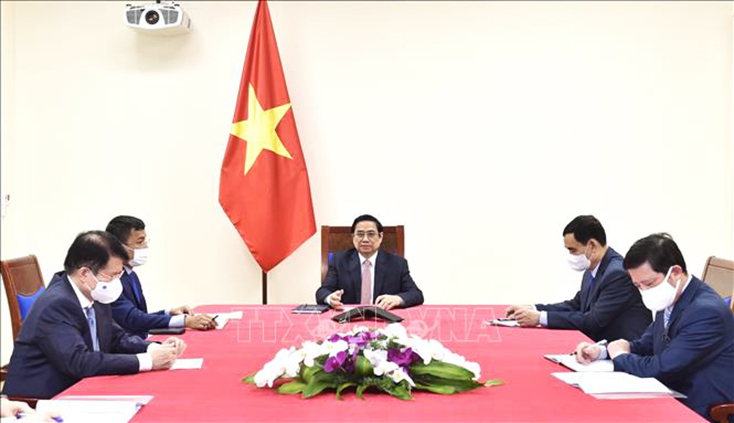 Thủ tướng Phạm Minh Chính điện đàm với Tổng Giám đốc Tập đoàn AstraZeneca Pascal Soriot. Ảnh: Dương Giang/TTXVN