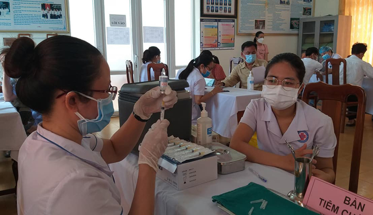 Tính đến nay, huyện Quảng Ninh đã tiến hành lấy mẫu xét nghiệm SARS-CoV-2 với 1.286 mẫu; trong đó có 1.259 mẫu cho kết quả âm tính, 3 mẫu có kết quả dương tính với SARS-CoV-2 (trong khu cách ly tập trung) và 24 mẫu đang đợi kết quả xét nghiệm.  Huyện đã tiếp nhận và triển khai 5 đợt tiêm vắc-xin với tổng cộng 4.452 người được tiêm (trong đó có 3.862 người tiêm mũi 1, 590 người tiêm mũi 2) và đang tiến hành rà soát, tiếp nhận để triển khai đợt tiêm thứ 6 với 1.100 người được tiêm mũi 2.