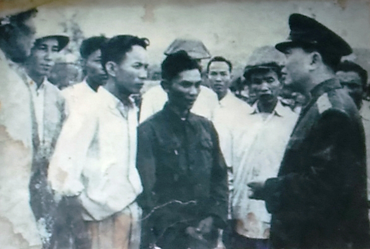 Đại tướng về thăm xã Cảnh Dương (Quảng Trạch) năm 1962. (Ảnh: Tư liệu)