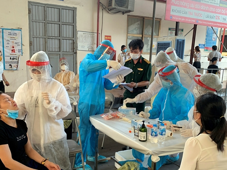 Các bác sĩ Bệnh viện Quân y 354 tiến hành lấy mẫu cho công nhân tại Công ty CP May xuất khẩu Hà Phong (Bắc Giang)