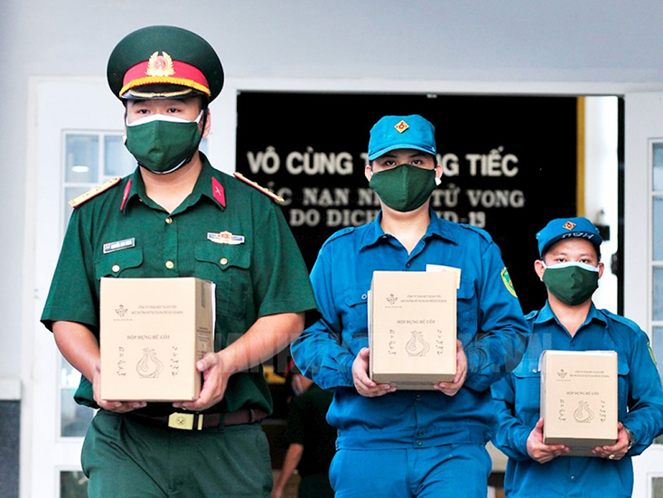 Cán bộ, chiến sĩ dân quân Ban CHQS Quận 6 nhận tro cốt từ Nhà Tang lễ Thành phố về đơn vị.