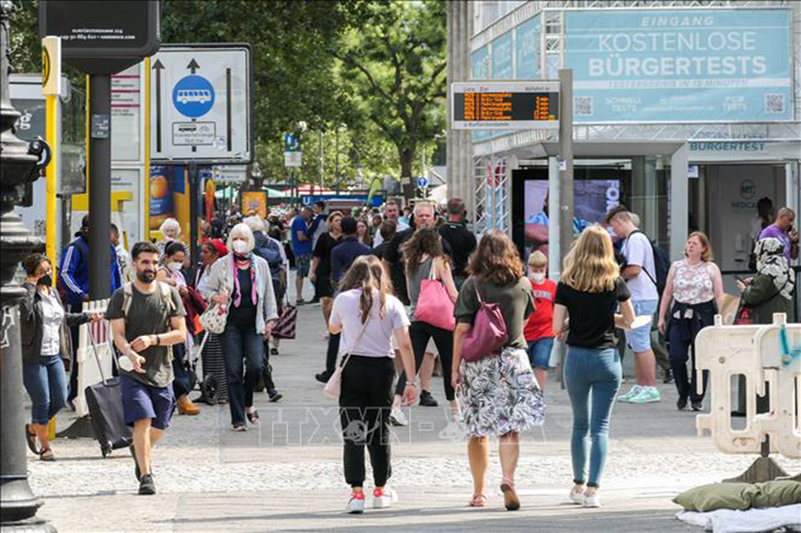 Người dân di chuyển trên đường phố tại Berlin, Đức. Ảnh: THX/TTXVN