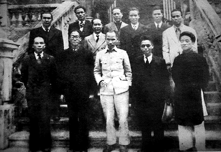 Bộ trưởng Bộ Nội vụ Võ Nguyên Giáp (hàng đầu từ trái sang phải) và Chủ tịch Hồ Chí Minh trong lần ra mắt Chính phủ Cách mạng lâm thời nước Việt Nam Dân chủ Cộng hòa, tháng 9-1945. Ảnh: TƯ LIỆU
