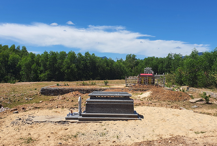 Tại địa bàn thôn Ba Đa và khu vực Động Lỡ của xã Nghĩa Ninh (TP. Đồng Hới) nhiều hộ dân chôn cất, xây lăng mộ trên đất theo cử tri phản ánh có nguồn gốc là đất lâm nghiệp.