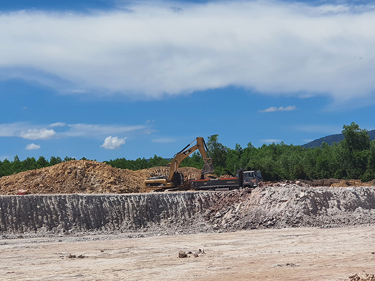 Tại thôn Ba Đa và khu vực Động Lỡ, xã Nghĩa Ninh (Đồng Hới) hiện chỉ có một công ty được UBND tỉnh cho thuê đất để khai thác mỏ đất san lấp với thời hạn khai thác 15 năm.
