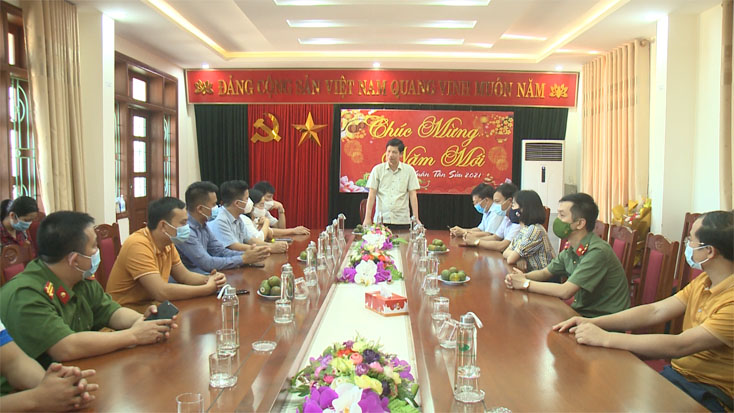Đồng chí Hồ An Phong, Tỉnh ủy viên, Phó chủ tịch UBND tỉnh, Trưởng Ban chỉ đạo phòng chống dịch Covid 19 tỉnh đã làm việc và dặn dò các thành viên trong Tổ.