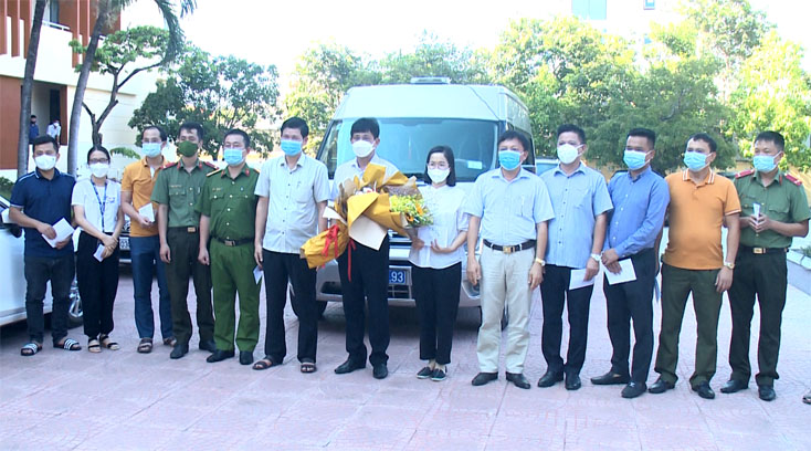 Đồng chí Hồ An Phong, Tỉnh ủy viên, Phó chủ tịch UBND tỉnh, Trưởng Ban chỉ đạo phòng chống dịch Covid 19 tỉnh tặng hoa động viên Tổ hoàn thành nhiệm vụ.